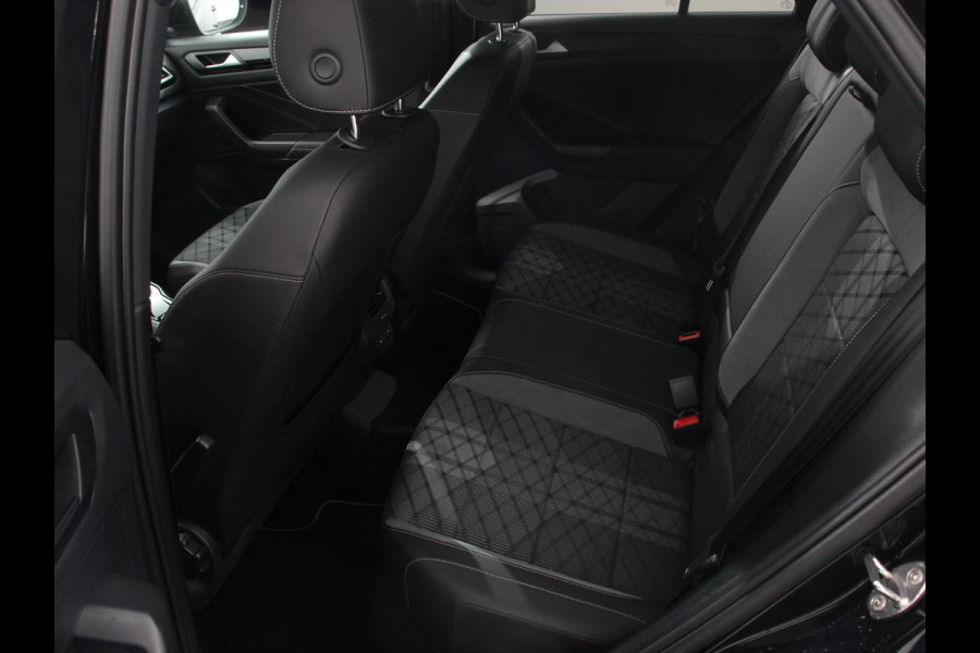 Volkswagen T-Roc 1.5 eTsi R-Line Edition Automaat Navigatie Apple Carplay/Android Auto Camera Parkeersensoren Adaptive Cruise Control Stoelverwarming Virtual Cockpit Elektrische achterklep Getinte ramen Climate Control