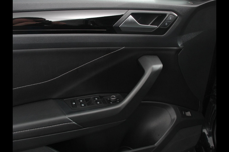 Volkswagen T-Roc 1.5 eTsi R-Line Edition Automaat Navigatie Apple Carplay/Android Auto Camera Parkeersensoren Adaptive Cruise Control Stoelverwarming Virtual Cockpit Elektrische achterklep Getinte ramen Climate Control