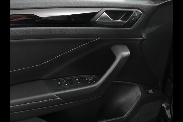 Volkswagen T-Roc 1.5 eTsi R-Line Edition Automaat Navigatie Apple Carplay/Android Auto Camera Parkeersensoren Adaptive Cruise Control Stoelverwarming Virtual Cockpit Elektrische achterklep Getinte ramen Climate Control