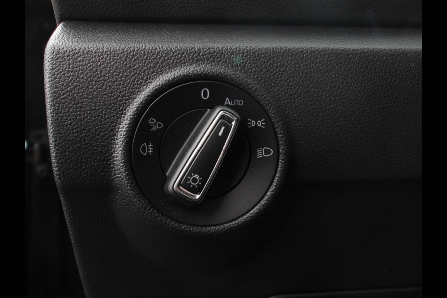 Volkswagen T-Roc 1.5 eTsi R-Line Edition Automaat Navigatie Apple Carplay/Android Auto Camera Parkeersensoren Adaptive Cruise Control Stoelverwarming Virtual Cockpit Elektrische achterklep Getinte ramen Climate Control