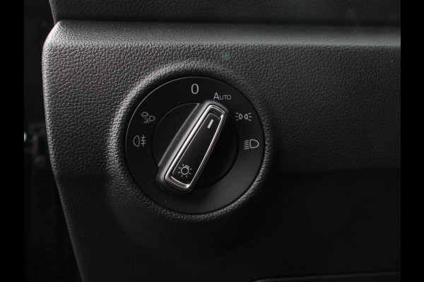 Volkswagen T-Roc 1.5 eTsi R-Line Edition Automaat Navigatie Apple Carplay/Android Auto Camera Parkeersensoren Adaptive Cruise Control Stoelverwarming Virtual Cockpit Elektrische achterklep Getinte ramen Climate Control