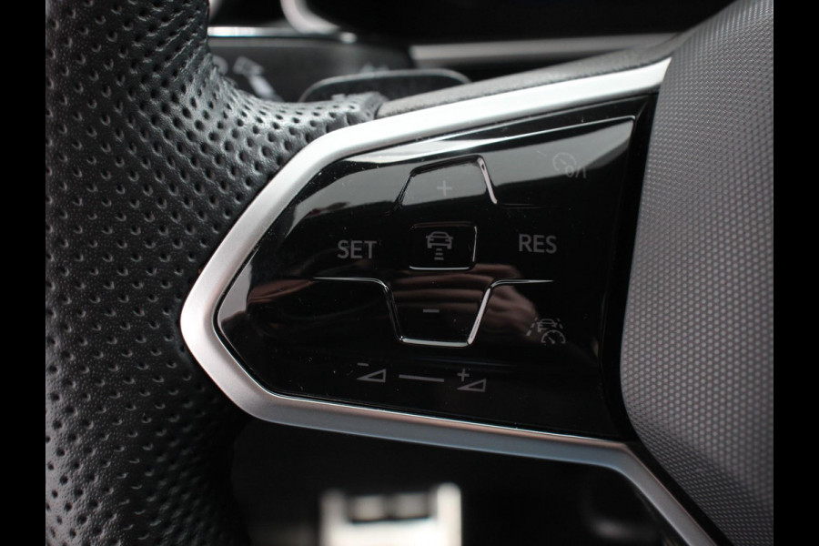 Volkswagen T-Roc 1.5 eTsi R-Line Edition Automaat Navigatie Apple Carplay/Android Auto Camera Parkeersensoren Adaptive Cruise Control Stoelverwarming Virtual Cockpit Elektrische achterklep Getinte ramen Climate Control