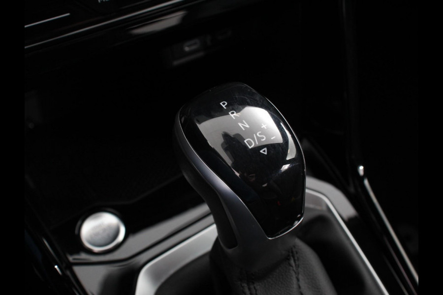 Volkswagen T-Roc 1.5 eTsi R-Line Edition Automaat Navigatie Apple Carplay/Android Auto Camera Parkeersensoren Adaptive Cruise Control Stoelverwarming Virtual Cockpit Elektrische achterklep Getinte ramen Climate Control
