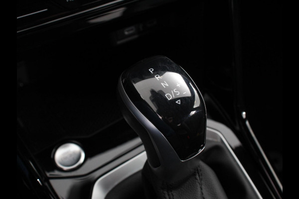 Volkswagen T-Roc 1.5 eTsi R-Line Edition Automaat Navigatie Apple Carplay/Android Auto Camera Parkeersensoren Adaptive Cruise Control Stoelverwarming Virtual Cockpit Elektrische achterklep Getinte ramen Climate Control