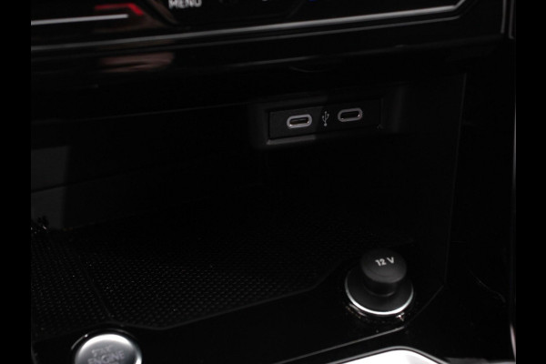 Volkswagen T-Roc 1.5 eTsi R-Line Edition Automaat Navigatie Apple Carplay/Android Auto Camera Parkeersensoren Adaptive Cruise Control Stoelverwarming Virtual Cockpit Elektrische achterklep Getinte ramen Climate Control