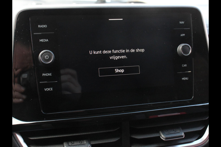 Volkswagen T-Roc 1.5 eTsi R-Line Edition Automaat Navigatie Apple Carplay/Android Auto Camera Parkeersensoren Adaptive Cruise Control Stoelverwarming Virtual Cockpit Elektrische achterklep Getinte ramen Climate Control