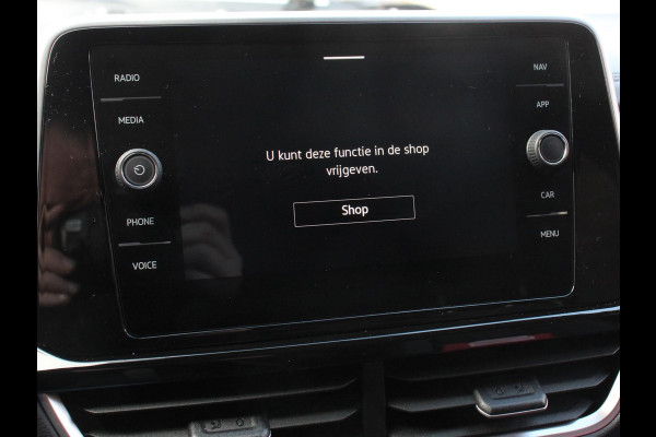 Volkswagen T-Roc 1.5 eTsi R-Line Edition Automaat Navigatie Apple Carplay/Android Auto Camera Parkeersensoren Adaptive Cruise Control Stoelverwarming Virtual Cockpit Elektrische achterklep Getinte ramen Climate Control