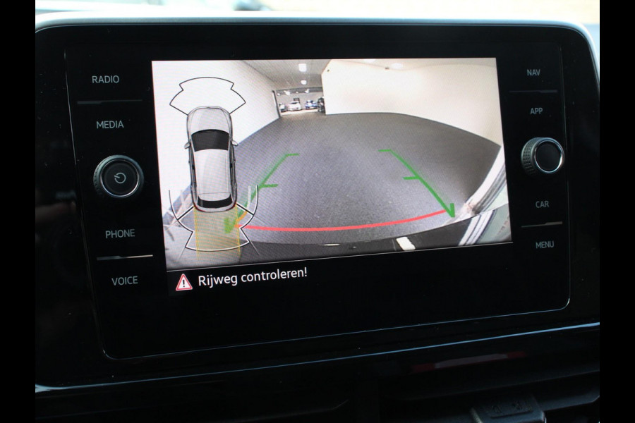 Volkswagen T-Roc 1.5 eTsi R-Line Edition Automaat Navigatie Apple Carplay/Android Auto Camera Parkeersensoren Adaptive Cruise Control Stoelverwarming Virtual Cockpit Elektrische achterklep Getinte ramen Climate Control