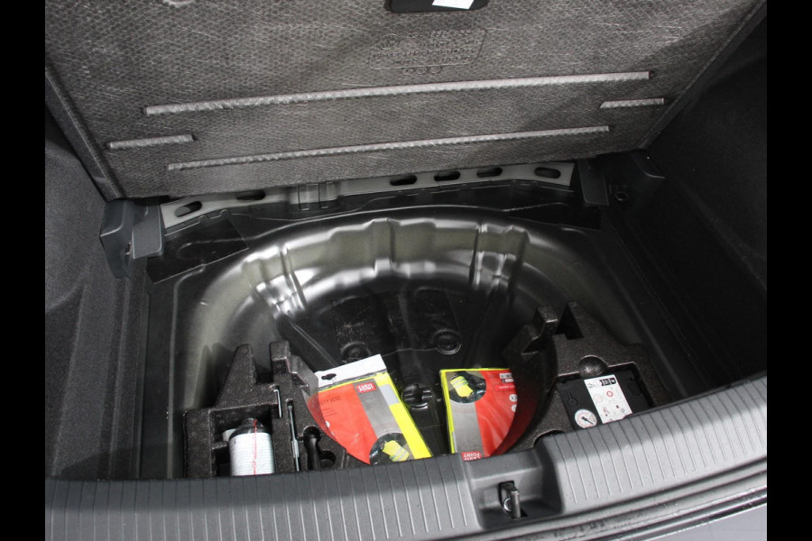 Volkswagen T-Roc 1.5 eTsi R-Line Edition Automaat Navigatie Apple Carplay/Android Auto Camera Parkeersensoren Adaptive Cruise Control Stoelverwarming Virtual Cockpit Elektrische achterklep Getinte ramen Climate Control