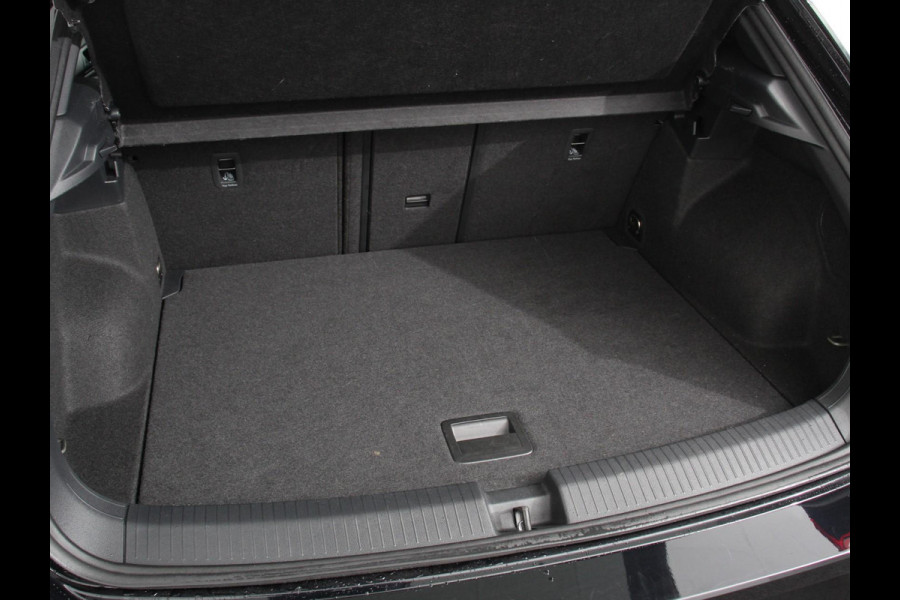 Volkswagen T-Roc 1.5 eTsi R-Line Edition Automaat Navigatie Apple Carplay/Android Auto Camera Parkeersensoren Adaptive Cruise Control Stoelverwarming Virtual Cockpit Elektrische achterklep Getinte ramen Climate Control