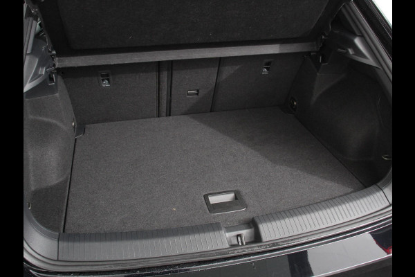 Volkswagen T-Roc 1.5 eTsi R-Line Edition Automaat Navigatie Apple Carplay/Android Auto Camera Parkeersensoren Adaptive Cruise Control Stoelverwarming Virtual Cockpit Elektrische achterklep Getinte ramen Climate Control