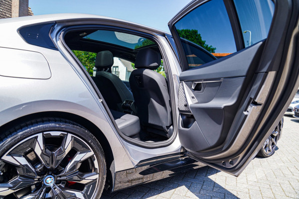 BMW i5 EDrive40 84 kWh | Bowers & Wilkins | Head Up Display | Stoelverkoeling | 360 Camera | AR Camera | Elektrisch trekhaak