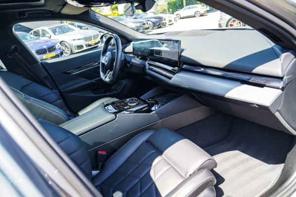 BMW i5 EDrive40 84 kWh | Bowers & Wilkins | Head Up Display | Stoelverkoeling | 360 Camera | AR Camera | Elektrisch trekhaak