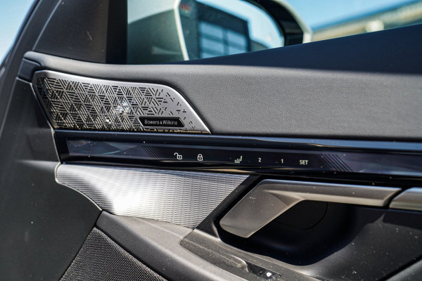 BMW i5 EDrive40 84 kWh | Bowers & Wilkins | Head Up Display | Stoelverkoeling | 360 Camera | AR Camera | Elektrisch trekhaak