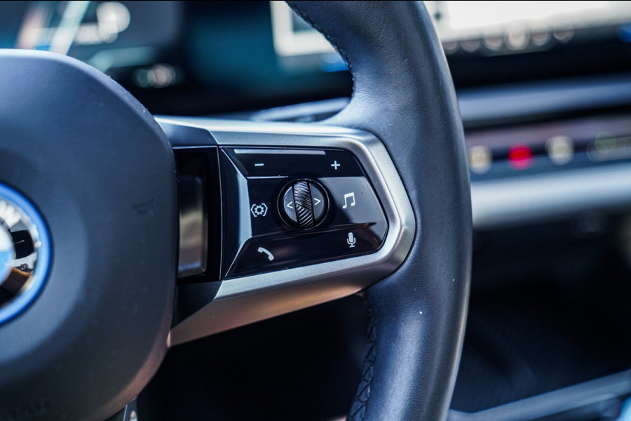 BMW i5 EDrive40 84 kWh | Bowers & Wilkins | Head Up Display | Stoelverkoeling | 360 Camera | AR Camera | Elektrisch trekhaak