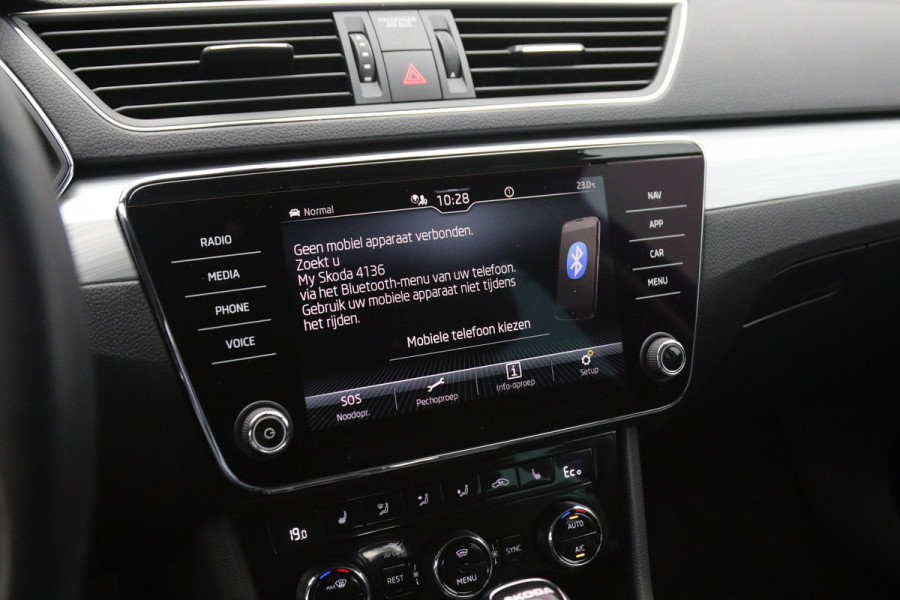 Škoda Superb Combi 1.4 TSI iV 218 PK Business Edition Plus PHEV, Trekhaak, Camera, Leder, LED,