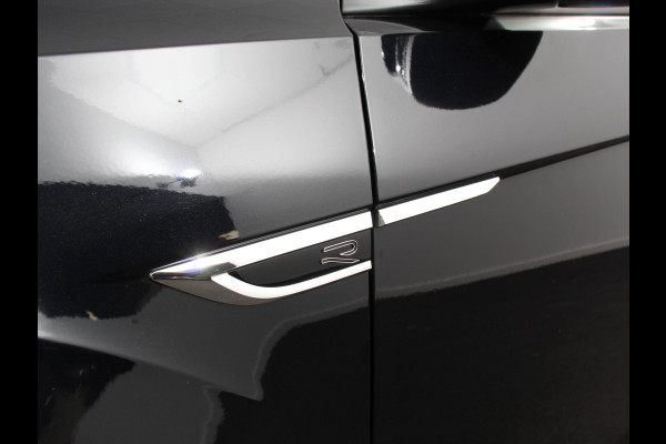 Volkswagen T-Roc 1.5 eTsi R-Line Edition Automaat Navigatie Apple Carplay/Android Auto Camera Parkeersensoren Adaptive Cruise Control Stoelverwarming Virtual Cockpit Elektrische achterklep Getinte ramen Climate Control