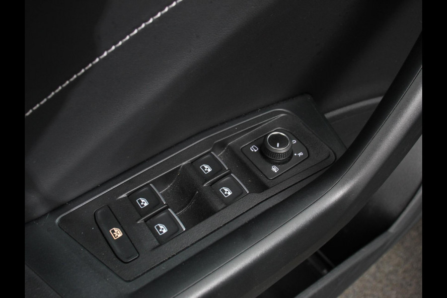 Volkswagen T-Roc 1.5 eTsi R-Line Edition Automaat Navigatie Apple Carplay/Android Auto Camera Parkeersensoren Adaptive Cruise Control Stoelverwarming Virtual Cockpit Elektrische achterklep Getinte ramen Climate Control