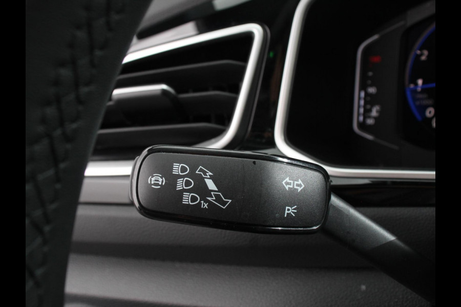 Volkswagen T-Roc 1.5 eTsi R-Line Edition Automaat Navigatie Apple Carplay/Android Auto Camera Parkeersensoren Adaptive Cruise Control Stoelverwarming Virtual Cockpit Elektrische achterklep Getinte ramen Climate Control