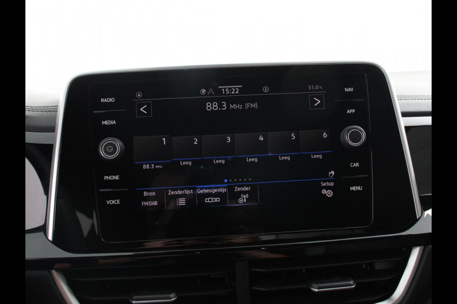 Volkswagen T-Roc 1.5 eTsi R-Line Edition Automaat Navigatie Apple Carplay/Android Auto Camera Parkeersensoren Adaptive Cruise Control Stoelverwarming Virtual Cockpit Elektrische achterklep Getinte ramen Climate Control