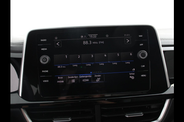 Volkswagen T-Roc 1.5 eTsi R-Line Edition Automaat Navigatie Apple Carplay/Android Auto Camera Parkeersensoren Adaptive Cruise Control Stoelverwarming Virtual Cockpit Elektrische achterklep Getinte ramen Climate Control