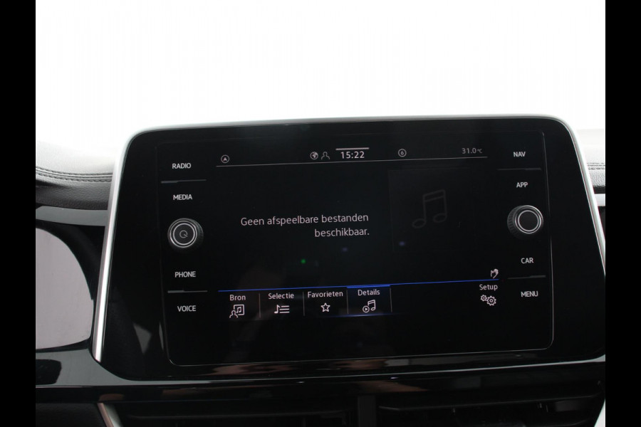 Volkswagen T-Roc 1.5 eTsi R-Line Edition Automaat Navigatie Apple Carplay/Android Auto Camera Parkeersensoren Adaptive Cruise Control Stoelverwarming Virtual Cockpit Elektrische achterklep Getinte ramen Climate Control