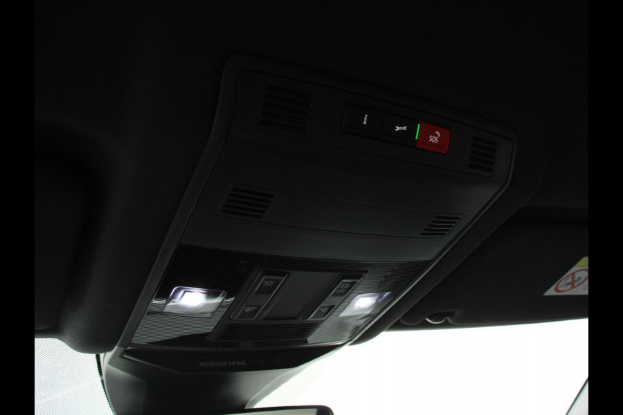 Volkswagen T-Roc 1.5 eTsi R-Line Edition Automaat Navigatie Apple Carplay/Android Auto Camera Parkeersensoren Adaptive Cruise Control Stoelverwarming Virtual Cockpit Elektrische achterklep Getinte ramen Climate Control