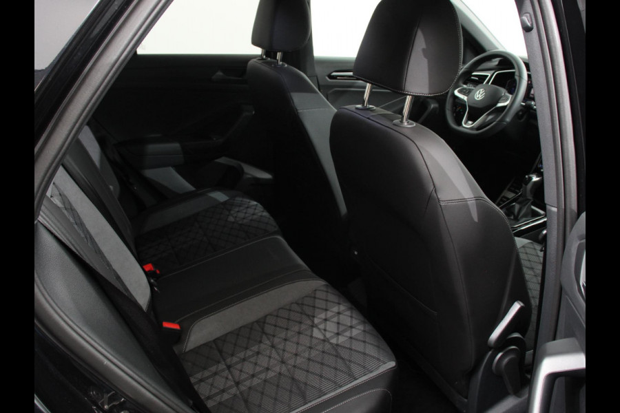 Volkswagen T-Roc 1.5 eTsi R-Line Edition Automaat Navigatie Apple Carplay/Android Auto Camera Parkeersensoren Adaptive Cruise Control Stoelverwarming Virtual Cockpit Elektrische achterklep Getinte ramen Climate Control