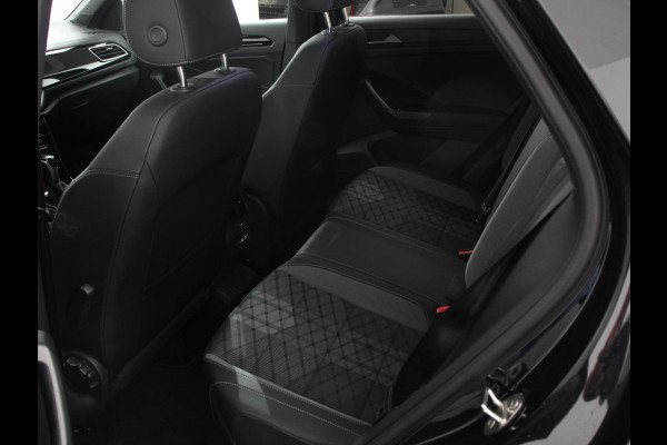 Volkswagen T-Roc 1.5 eTsi R-Line Edition Automaat Navigatie Apple Carplay/Android Auto Camera Parkeersensoren Adaptive Cruise Control Stoelverwarming Virtual Cockpit Elektrische achterklep Getinte ramen Climate Control