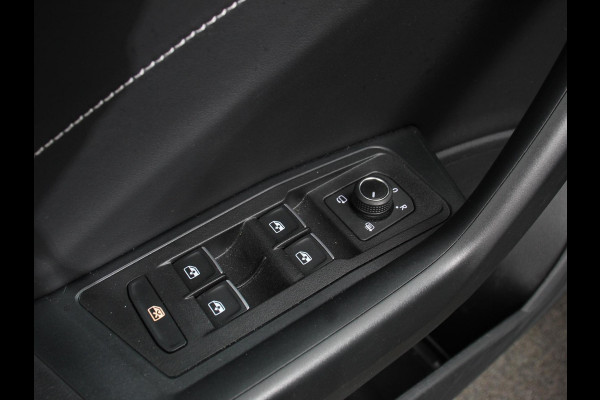 Volkswagen T-Roc 1.5 eTsi R-Line Edition Automaat Navigatie Apple Carplay/Android Auto Camera Parkeersensoren Adaptive Cruise Control Stoelverwarming Virtual Cockpit Elektrische achterklep Getinte ramen Climate Control