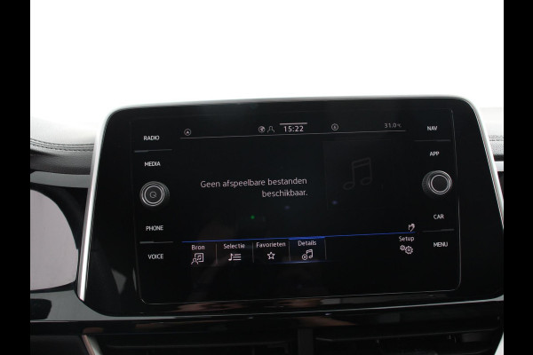 Volkswagen T-Roc 1.5 eTsi R-Line Edition Automaat Navigatie Apple Carplay/Android Auto Camera Parkeersensoren Adaptive Cruise Control Stoelverwarming Virtual Cockpit Elektrische achterklep Getinte ramen Climate Control