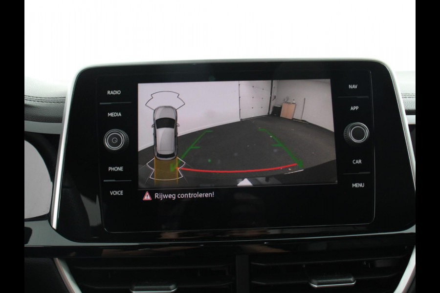 Volkswagen T-Roc 1.5 eTsi R-Line Edition Automaat Navigatie Apple Carplay/Android Auto Camera Parkeersensoren Adaptive Cruise Control Stoelverwarming Virtual Cockpit Elektrische achterklep Getinte ramen Climate Control