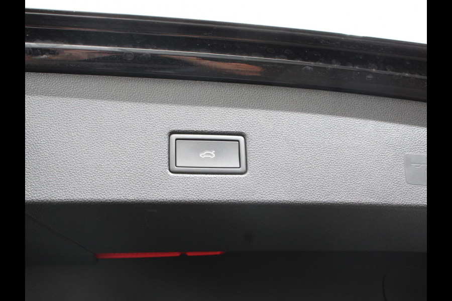 Volkswagen T-Roc 1.5 eTsi R-Line Edition Automaat Navigatie Apple Carplay/Android Auto Camera Parkeersensoren Adaptive Cruise Control Stoelverwarming Virtual Cockpit Elektrische achterklep Getinte ramen Climate Control