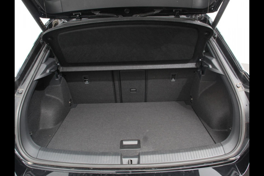 Volkswagen T-Roc 1.5 eTsi R-Line Edition Automaat Navigatie Apple Carplay/Android Auto Camera Parkeersensoren Adaptive Cruise Control Stoelverwarming Virtual Cockpit Elektrische achterklep Getinte ramen Climate Control