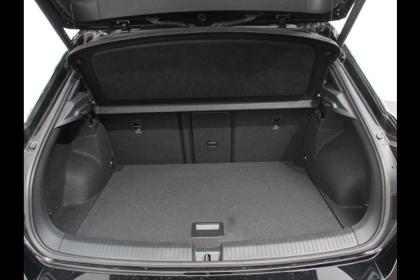 Volkswagen T-Roc 1.5 eTsi R-Line Edition Automaat Navigatie Apple Carplay/Android Auto Camera Parkeersensoren Adaptive Cruise Control Stoelverwarming Virtual Cockpit Elektrische achterklep Getinte ramen Climate Control