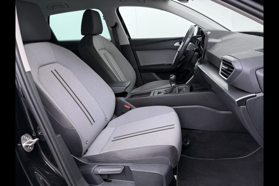 Seat Leon Sportstourer 1.5TSI 131PK Adap.Cruise Trekhaak 3-Zone Ecc Camera Navi Apple Carplay Android Auto Pdc Style Business Intense Lmv Led Bluetooth Keyless Isofix 1.400KG Trekgewicht Rijstrooksensor 1e Eigenaar Dealeronderhouden Origineel Nederlandse Auto