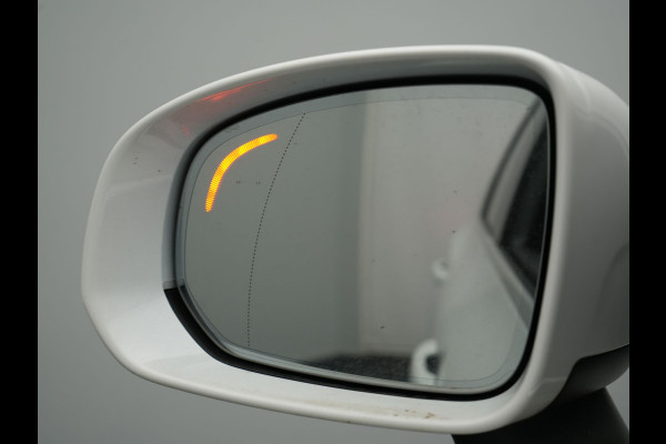 Volvo XC60 T6 AWD Plus Bright LONG RANGE PHEV 350pk Dealer O.H. | Trekhaak Af Fabriek | Panodak | Adaptive Cruise | Camera | Lederen Sportstoelen Memory & Verwarmd | Keyless | Blis | Stuur Verwarmd | Google Assistent | 20"L.M | Apple Carplay | DAB | Plug In Hybrid |