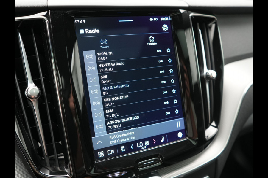 Volvo XC60 T6 AWD Plus Bright LONG RANGE PHEV 350pk Dealer O.H. | Trekhaak Af Fabriek | Panodak | Adaptive Cruise | Camera | Lederen Sportstoelen Memory & Verwarmd | Keyless | Blis | Stuur Verwarmd | Google Assistent | 20"L.M | Apple Carplay | DAB | Plug In Hybrid |