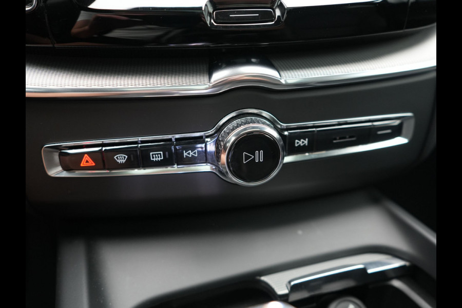 Volvo XC60 T6 AWD Plus Bright LONG RANGE PHEV 350pk Dealer O.H. | Trekhaak Af Fabriek | Panodak | Adaptive Cruise | Camera | Lederen Sportstoelen Memory & Verwarmd | Keyless | Blis | Stuur Verwarmd | Google Assistent | 20"L.M | Apple Carplay | DAB | Plug In Hybrid |