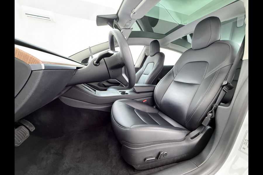 Tesla Model 3 Standard RWD Plus SOH 91% Warmtepomp Trekhaak LFP Accu Panoramadak Navi Camera's Leder Memory Stuur+Stoelverwarming Traffic-Aware Cruise Control AMD Ryzen™ Elek.Achterklep Led 1.000KG Trekgewicht Origineel Nederlandse Auto