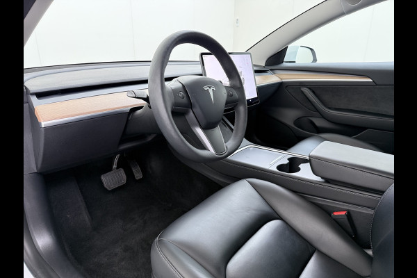Tesla Model 3 Standard RWD Plus SOH 91% Warmtepomp Trekhaak LFP Accu Panoramadak Navi Camera's Leder Memory Stuur+Stoelverwarming Traffic-Aware Cruise Control AMD Ryzen™ Elek.Achterklep Led 1.000KG Trekgewicht Origineel Nederlandse Auto