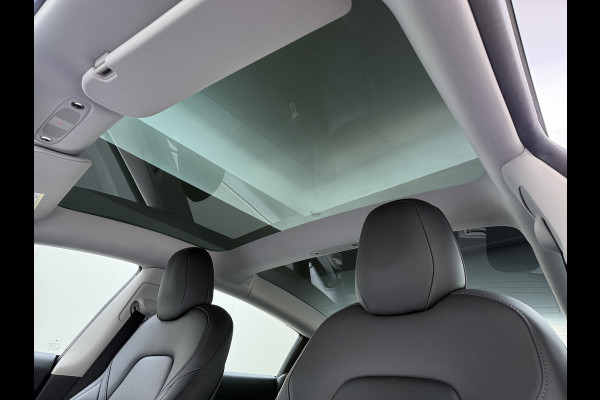 Tesla Model 3 Standard RWD Plus SOH 91% Warmtepomp Trekhaak LFP Accu Panoramadak Navi Camera's Leder Memory Stuur+Stoelverwarming Traffic-Aware Cruise Control AMD Ryzen™ Elek.Achterklep Led 1.000KG Trekgewicht Origineel Nederlandse Auto