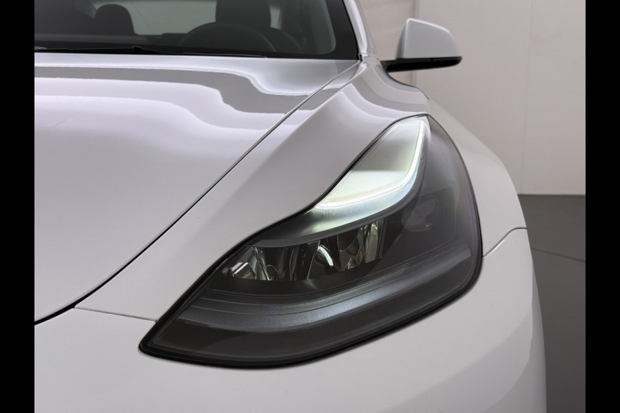 Tesla Model 3 Standard RWD Plus SOH 91% Warmtepomp Trekhaak LFP Accu Panoramadak Navi Camera's Leder Memory Stuur+Stoelverwarming Traffic-Aware Cruise Control AMD Ryzen™ Elek.Achterklep Led 1.000KG Trekgewicht Origineel Nederlandse Auto