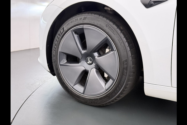 Tesla Model 3 Standard RWD Plus SOH 91% Warmtepomp Trekhaak LFP Accu Panoramadak Navi Camera's Leder Memory Stuur+Stoelverwarming Traffic-Aware Cruise Control AMD Ryzen™ Elek.Achterklep Led 1.000KG Trekgewicht Origineel Nederlandse Auto