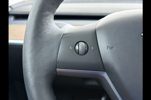 Tesla Model 3 Standard RWD Plus SOH 91% Warmtepomp Trekhaak LFP Accu Panoramadak Navi Camera's Leder Memory Stuur+Stoelverwarming Traffic-Aware Cruise Control AMD Ryzen™ Elek.Achterklep Led 1.000KG Trekgewicht Origineel Nederlandse Auto
