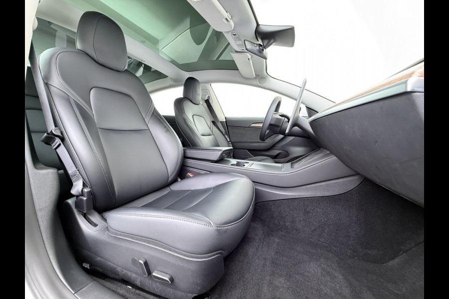 Tesla Model 3 Standard RWD Plus SOH 91% Warmtepomp Trekhaak LFP Accu Panoramadak Navi Camera's Leder Memory Stuur+Stoelverwarming Traffic-Aware Cruise Control AMD Ryzen™ Elek.Achterklep Led 1.000KG Trekgewicht Origineel Nederlandse Auto