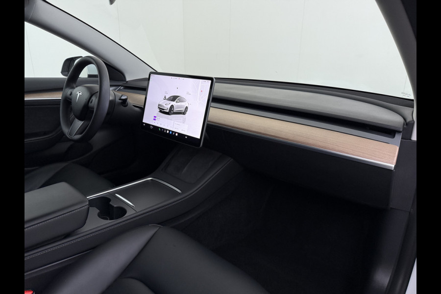 Tesla Model 3 Standard RWD Plus SOH 91% Warmtepomp Trekhaak LFP Accu Panoramadak Navi Camera's Leder Memory Stuur+Stoelverwarming Traffic-Aware Cruise Control AMD Ryzen™ Elek.Achterklep Led 1.000KG Trekgewicht Origineel Nederlandse Auto