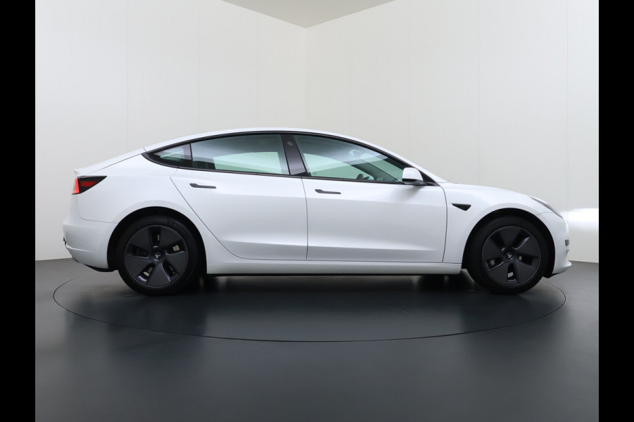 Tesla Model 3 Standard RWD Plus SOH 91% Warmtepomp Trekhaak LFP Accu Panoramadak Navi Camera's Leder Memory Stuur+Stoelverwarming Traffic-Aware Cruise Control AMD Ryzen™ Elek.Achterklep Led 1.000KG Trekgewicht Origineel Nederlandse Auto