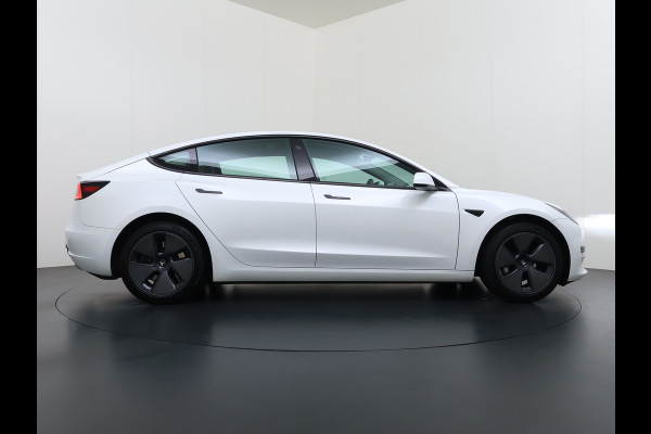 Tesla Model 3 Standard RWD Plus SOH 91% Warmtepomp Trekhaak LFP Accu Panoramadak Navi Camera's Leder Memory Stuur+Stoelverwarming Traffic-Aware Cruise Control AMD Ryzen™ Elek.Achterklep Led 1.000KG Trekgewicht Origineel Nederlandse Auto