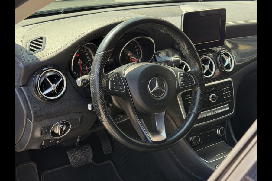 Mercedes-Benz CLA-Klasse Shooting Brake 180 AMG - Automaat I Airco I Sport pakket I LED I PDC I 1/2 Leer I Dealer onderhouden